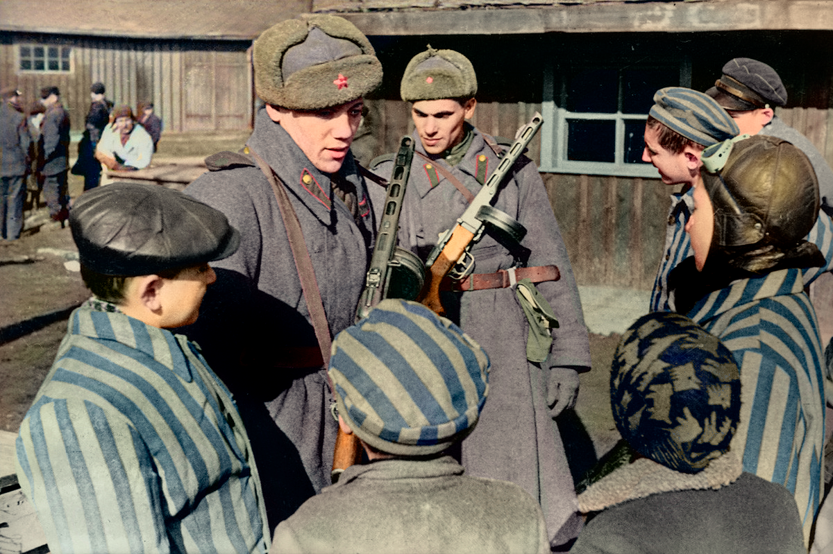 Liberación de Auschwitz (1) — restaurado