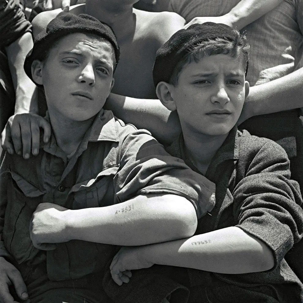 Jóvenes en Haifa mostrando tatuajes de Auschwitz — B&N